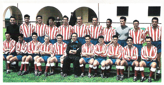 1ª plantilla de 
      H.H., posando delante de los vestuarios del Fondo