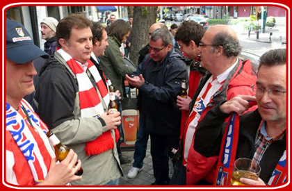 Haciendo pre partido en la Elcano Tavern