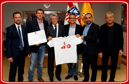 Enrique Cerezo con la Camiseta Aniana