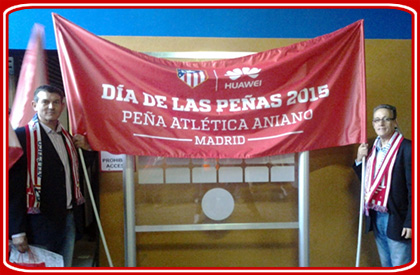 Con la Pancarta Conmemorativa